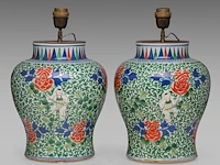 A pair of chinese transitional style wucai 'boys' vases, 19thc, fixed with lamp mounts, total h 42,5 cm - afbeelding 4 van  5