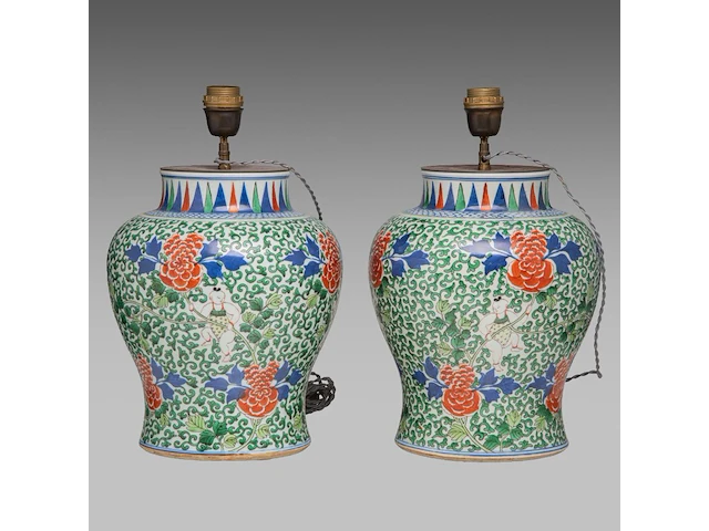 A pair of chinese transitional style wucai 'boys' vases, 19thc, fixed with lamp mounts, total h 42,5 cm - afbeelding 5 van  5