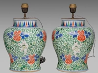 A pair of chinese transitional style wucai 'boys' vases, 19thc, fixed with lamp mounts, total h 42,5 cm - afbeelding 5 van  5