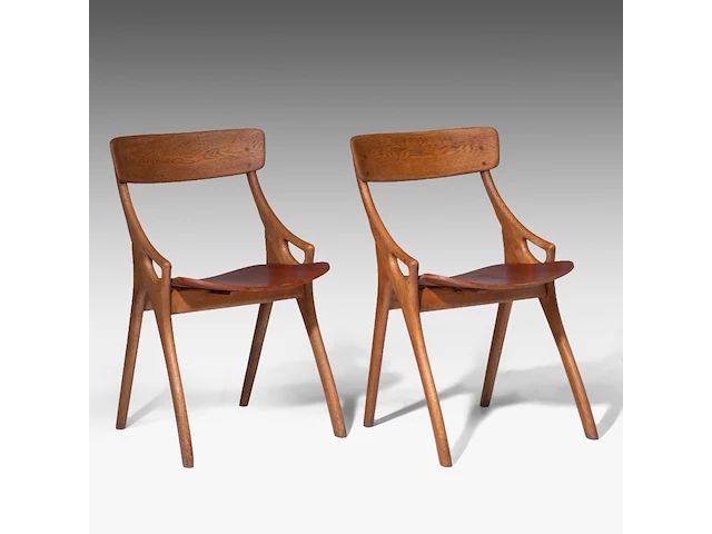 A pair of danish design oak dining chairs by arne hovmand olsen for mogens kold 81 x 61.5 x 63 cm. (31.89 x 24.21 x 24.80 in.) - afbeelding 1 van  9