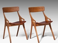 A pair of danish design oak dining chairs by arne hovmand olsen for mogens kold 81 x 61.5 x 63 cm. (31.89 x 24.21 x 24.80 in.)