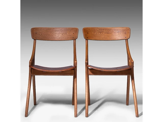 A pair of danish design oak dining chairs by arne hovmand olsen for mogens kold 81 x 61.5 x 63 cm. (31.89 x 24.21 x 24.80 in.) - afbeelding 2 van  9
