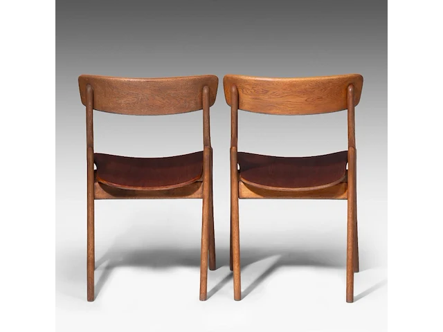 A pair of danish design oak dining chairs by arne hovmand olsen for mogens kold 81 x 61.5 x 63 cm. (31.89 x 24.21 x 24.80 in.) - afbeelding 4 van  9