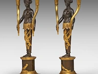 A pair of empire gilt and patinated bronze figural candlesticks with an allegory of america 42 cm. (16.53 in.) - afbeelding 2 van  6