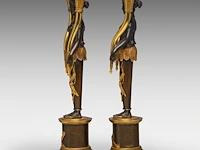 A pair of empire gilt and patinated bronze figural candlesticks with an allegory of america 42 cm. (16.53 in.) - afbeelding 3 van  6
