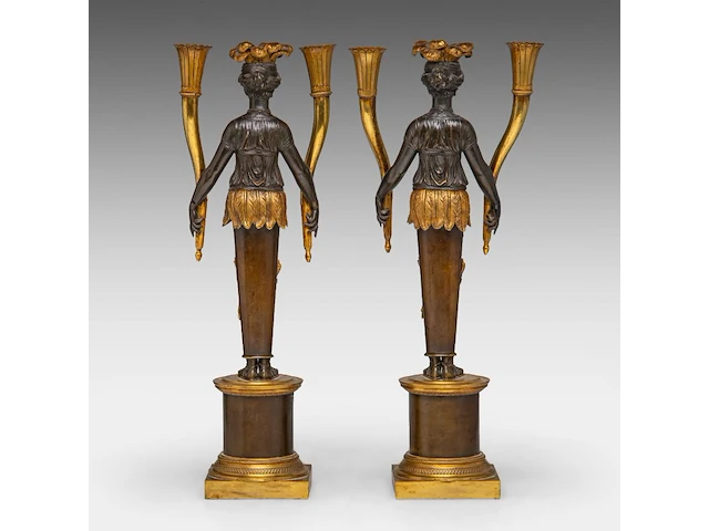 A pair of empire gilt and patinated bronze figural candlesticks with an allegory of america 42 cm. (16.53 in.) - afbeelding 4 van  6