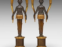 A pair of empire gilt and patinated bronze figural candlesticks with an allegory of america 42 cm. (16.53 in.) - afbeelding 4 van  6