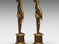 A pair of empire gilt and patinated bronze figural candlesticks with an allegory of america 42 cm. (16.53 in.) - afbeelding 5 van  6