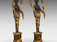 A pair of empire gilt and patinated bronze figural candlesticks with an allegory of america 42 cm. (16.53 in.) - afbeelding 6 van  6