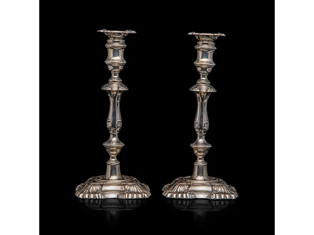 A pair of english silver candlesticks, h 30,5 cm, total weight: 2330 g - afbeelding 1 van  8