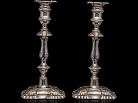 A pair of english silver candlesticks, h 30,5 cm, total weight: 2330 g