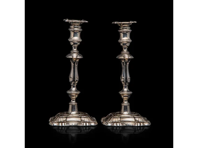 A pair of english silver candlesticks, h 30,5 cm, total weight: 2330 g - afbeelding 2 van  8