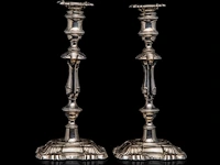 A pair of english silver candlesticks, h 30,5 cm, total weight: 2330 g - afbeelding 2 van  8