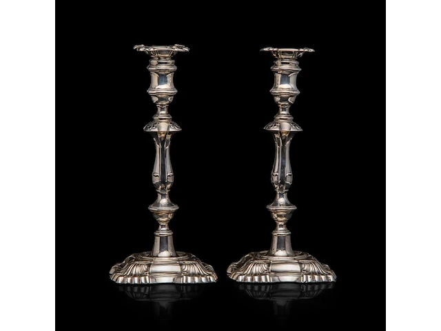 A pair of english silver candlesticks, h 30,5 cm, total weight: 2330 g - afbeelding 3 van  8