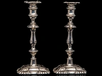 A pair of english silver candlesticks, h 30,5 cm, total weight: 2330 g - afbeelding 3 van  8