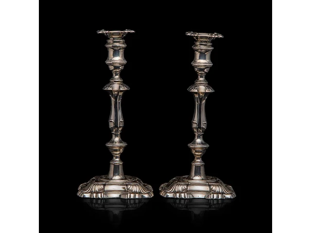 A pair of english silver candlesticks, h 30,5 cm, total weight: 2330 g - afbeelding 4 van  8
