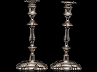 A pair of english silver candlesticks, h 30,5 cm, total weight: 2330 g - afbeelding 4 van  8