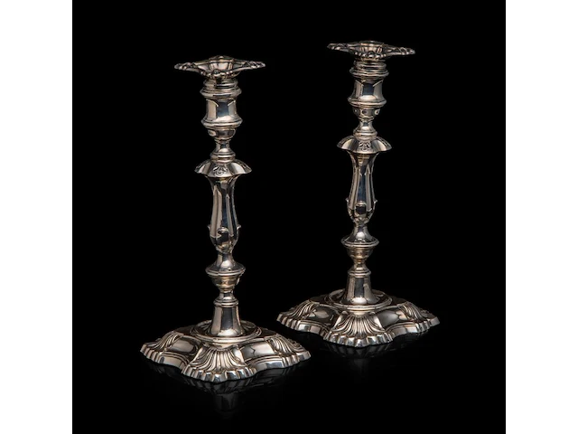 A pair of english silver candlesticks, h 30,5 cm, total weight: 2330 g - afbeelding 5 van  8