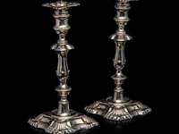 A pair of english silver candlesticks, h 30,5 cm, total weight: 2330 g - afbeelding 5 van  8