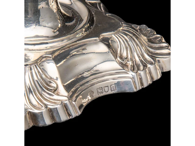 A pair of english silver candlesticks, h 30,5 cm, total weight: 2330 g - afbeelding 6 van  8