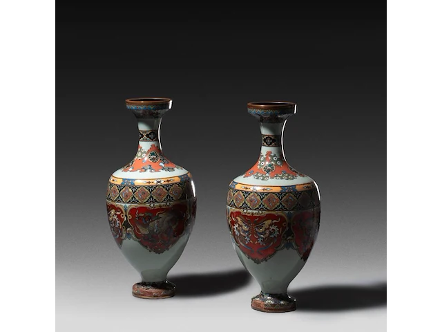 A pair of fine cloisonné enameled vases, 19th/20thc, h 30,5 cm - afbeelding 1 van  3