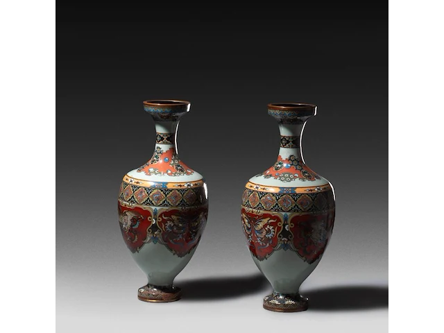A pair of fine cloisonné enameled vases, 19th/20thc, h 30,5 cm - afbeelding 2 van  3