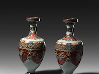 A pair of fine cloisonné enameled vases, 19th/20thc, h 30,5 cm - afbeelding 2 van  3