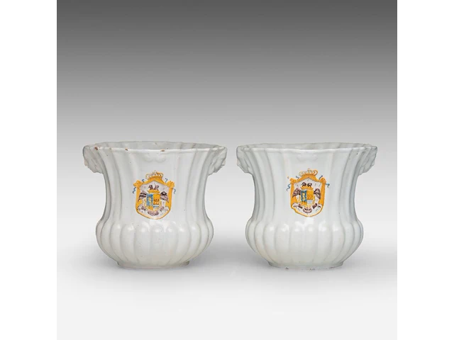 A pair of french earthenware vases decorated with a polychrome coat of arms, probably moustier, 18thc 16.5 cm. (6 1/2 in.) - afbeelding 1 van  6