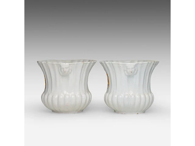 A pair of french earthenware vases decorated with a polychrome coat of arms, probably moustier, 18thc 16.5 cm. (6 1/2 in.) - afbeelding 2 van  6