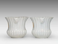 A pair of french earthenware vases decorated with a polychrome coat of arms, probably moustier, 18thc 16.5 cm. (6 1/2 in.) - afbeelding 2 van  6