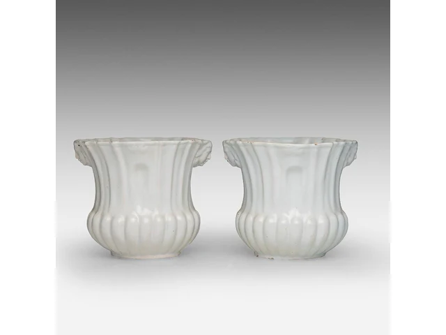 A pair of french earthenware vases decorated with a polychrome coat of arms, probably moustier, 18thc 16.5 cm. (6 1/2 in.) - afbeelding 3 van  6