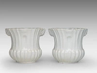 A pair of french earthenware vases decorated with a polychrome coat of arms, probably moustier, 18thc 16.5 cm. (6 1/2 in.) - afbeelding 3 van  6