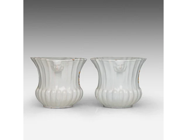 A pair of french earthenware vases decorated with a polychrome coat of arms, probably moustier, 18thc 16.5 cm. (6 1/2 in.) - afbeelding 4 van  6
