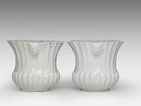 A pair of french earthenware vases decorated with a polychrome coat of arms, probably moustier, 18thc 16.5 cm. (6 1/2 in.) - afbeelding 4 van  6