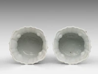 A pair of french earthenware vases decorated with a polychrome coat of arms, probably moustier, 18thc 16.5 cm. (6 1/2 in.) - afbeelding 5 van  6