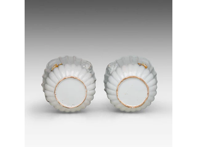 A pair of french earthenware vases decorated with a polychrome coat of arms, probably moustier, 18thc 16.5 cm. (6 1/2 in.) - afbeelding 6 van  6