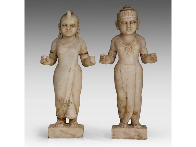 A pair of indian carved marble figures of hindu/jain deities, 19thc, h 39 cm - afbeelding 1 van  8