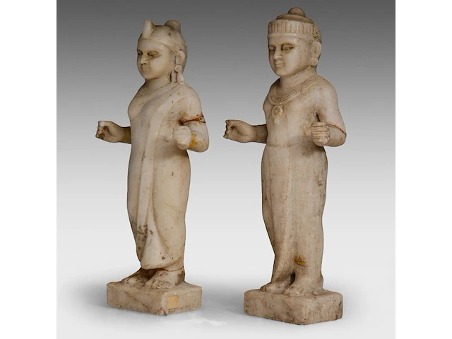 A pair of indian carved marble figures of hindu/jain deities, 19thc, h 39 cm - afbeelding 2 van  8