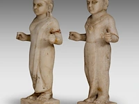 A pair of indian carved marble figures of hindu/jain deities, 19thc, h 39 cm - afbeelding 2 van  8