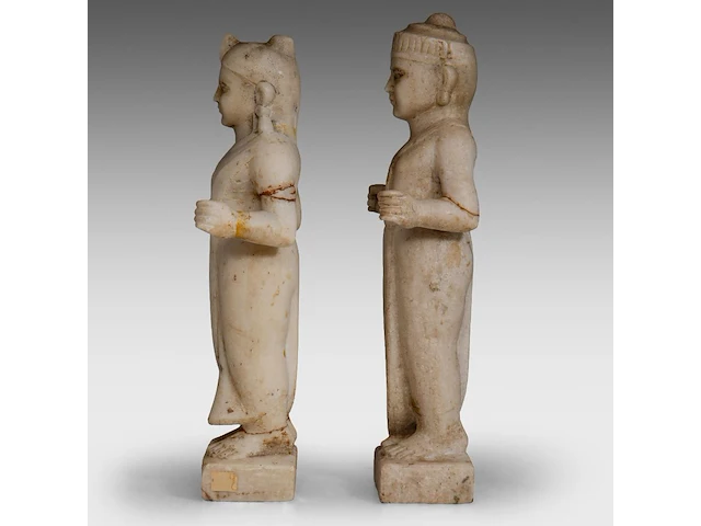 A pair of indian carved marble figures of hindu/jain deities, 19thc, h 39 cm - afbeelding 3 van  8