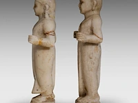 A pair of indian carved marble figures of hindu/jain deities, 19thc, h 39 cm - afbeelding 3 van  8