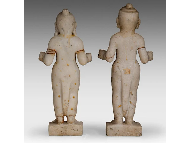 A pair of indian carved marble figures of hindu/jain deities, 19thc, h 39 cm - afbeelding 4 van  8