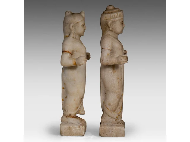 A pair of indian carved marble figures of hindu/jain deities, 19thc, h 39 cm - afbeelding 5 van  8