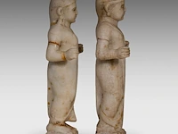 A pair of indian carved marble figures of hindu/jain deities, 19thc, h 39 cm - afbeelding 5 van  8