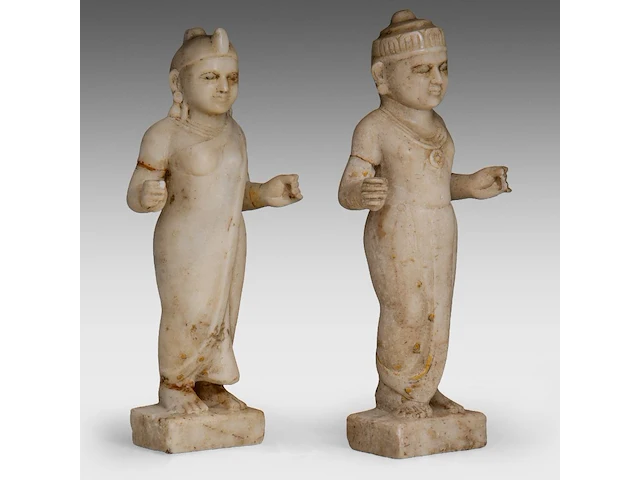 A pair of indian carved marble figures of hindu/jain deities, 19thc, h 39 cm - afbeelding 6 van  8