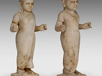A pair of indian carved marble figures of hindu/jain deities, 19thc, h 39 cm - afbeelding 6 van  8