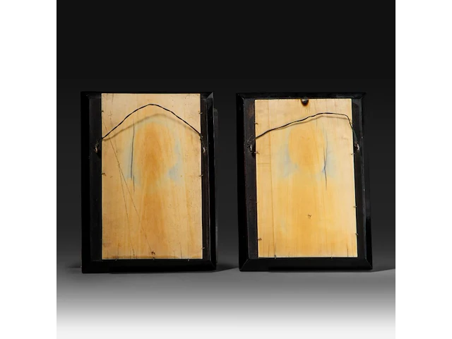 A pair of ivory oval relief sculpted portraits of a couple, late 19thc, ivory 21x12,5 cm - frame 23x17 cm - total weight (together) 1250g (+) - afbeelding 2 van  4