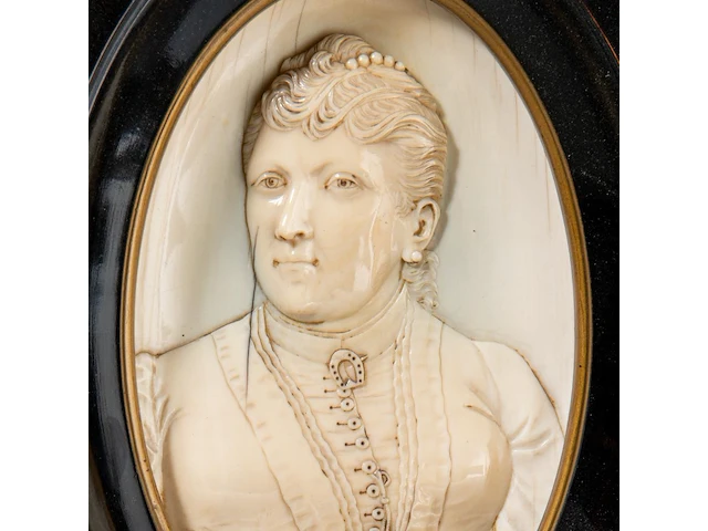 A pair of ivory oval relief sculpted portraits of a couple, late 19thc, ivory 21x12,5 cm - frame 23x17 cm - total weight (together) 1250g (+) - afbeelding 4 van  4