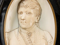 A pair of ivory oval relief sculpted portraits of a couple, late 19thc, ivory 21x12,5 cm - frame 23x17 cm - total weight (together) 1250g (+) - afbeelding 4 van  4