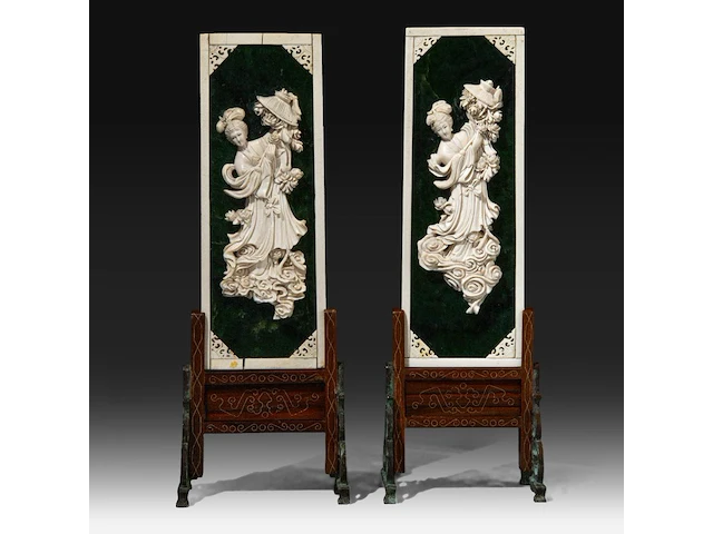 A pair of jade candle screens with ivory inlay of ladies with a parasol surrounded by flowers, late qing dynasty/early republic (ca. 1900), total h 38 cm - w 14,5 cm (+) - afbeelding 1 van  6